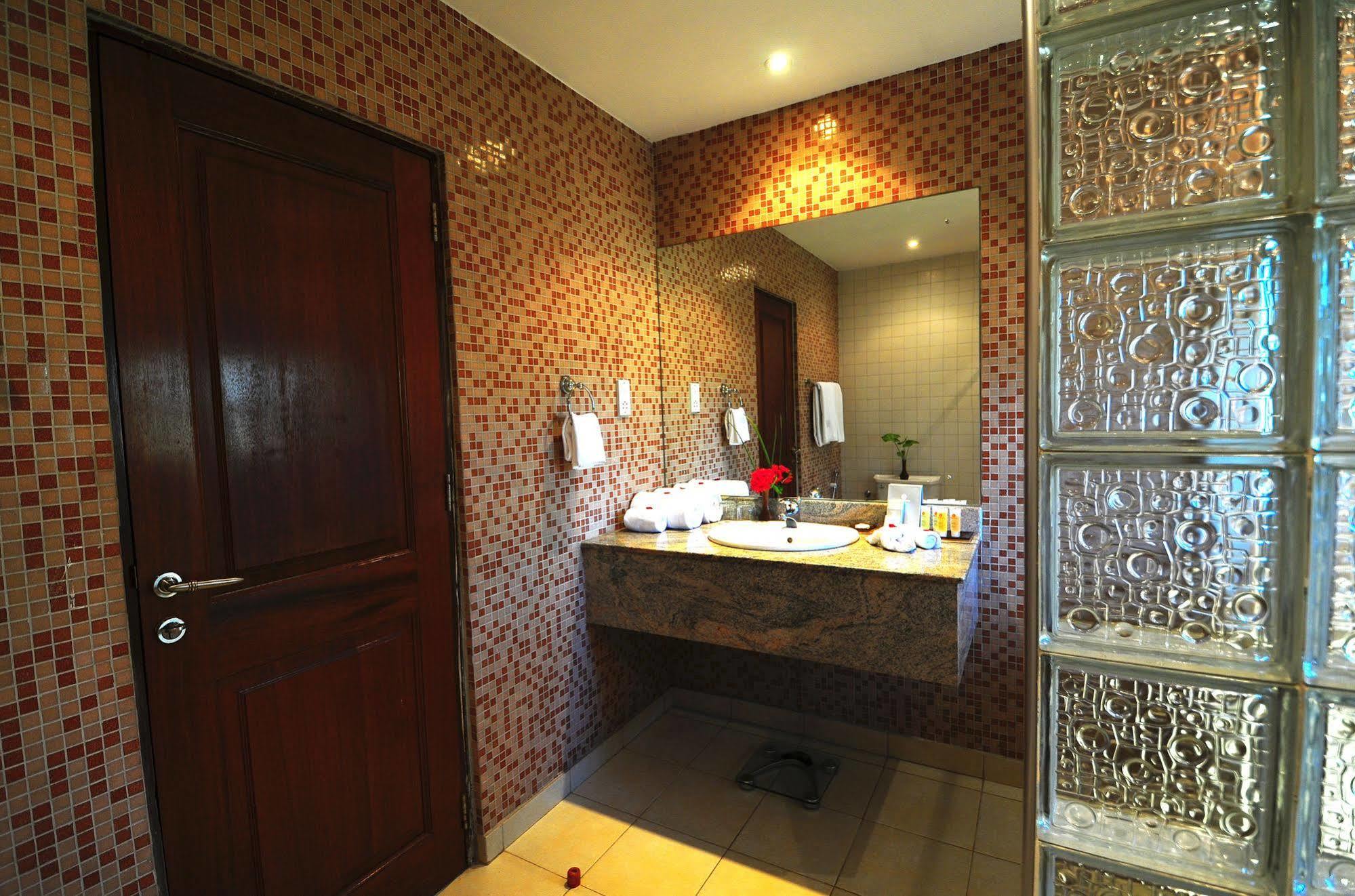 Speke Resort & Conference Centre Munyonyo Dış mekan fotoğraf